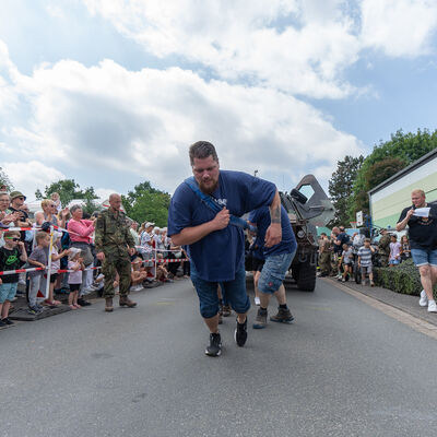 Bild vergrößern: Panzerziehen