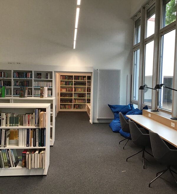 Bücherei Hochkant für Mitteilungen