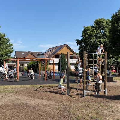 Bild vergr&ouml;&szlig;ern: Spielende Kinder auf dem Pausenhof